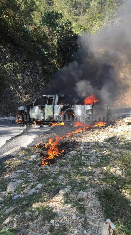 FALLA MECÁNICA ACABA CON CAMIONETA DEL AÑO EN SIERRA DE SANTIAGO.