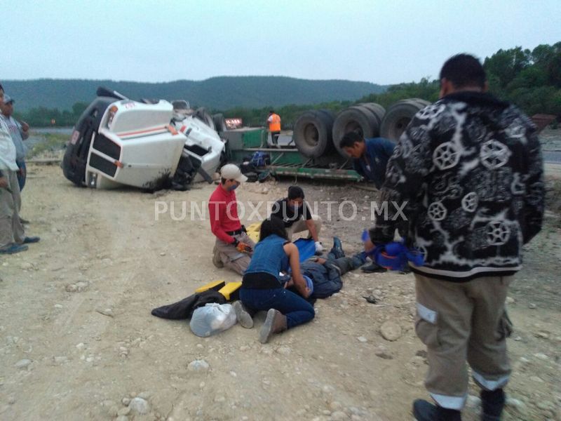 VOLCADURA DE TRAILER EN CARRETERA NACIONAL EN MMORELOS, RESCATAN PERSONA PRENSADA.