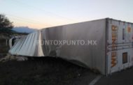 VOLCADURA DE TRAILER CARGADO DE TRIGO EN CARRETERA NACIONAL EN MMORELOS.