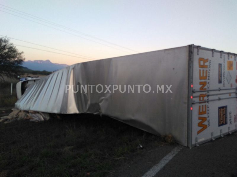 VOLCADURA DE TRAILER CARGADO DE TRIGO EN CARRETERA NACIONAL EN MMORELOS.