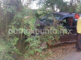 ESTRELLA SU CAMIONETA CONTRA UN ÁRBOL Y HUYE