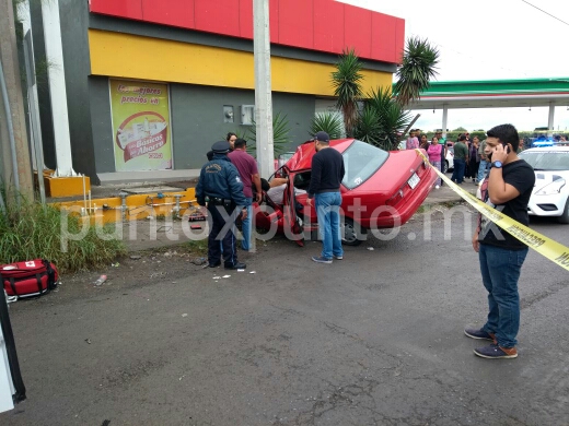 CHOCA, ESCAPA, ATROPELLA A MUJER Y VUELVE A ESCAPAR, TERMINA PROYECTADO EN UN POSTE Y PRENSADO, AHORA SU VIDA ESTA EN PELIGRO.