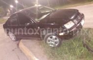 CONDUCTOR EBRIO TERMINA CON AUTO EMBANCADO EN CAMELLÓN EN AVENIDA DE MMORELOS