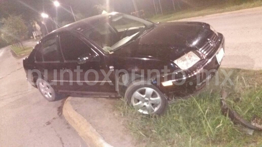 CONDUCTOR EBRIO TERMINA CON AUTO EMBANCADO EN CAMELLÓN EN AVENIDA DE MMORELOS