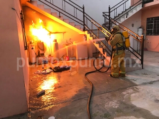 REPARABAN TUBERIA DE GAS, FLAMAZO GENERA MOVILIZACIÓN DE PC Y BOMBEROS DE MMORELOS.