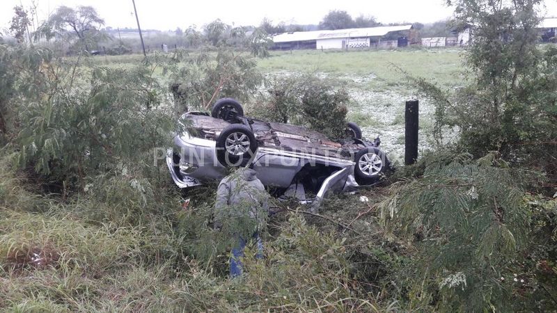 MUJER VUELCA SU AUTO EN LA NACIONAL, RESULTA LESIONADA