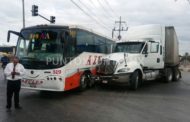 CHOQUE ENTRE CAMIÓN DE PASAJEROS Y TRÁILER EN ALLENDE.