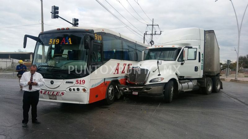 CHOQUE ENTRE CAMIÓN DE PASAJEROS Y TRÁILER EN ALLENDE.