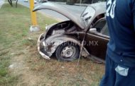 POR DISTRAERSE AL VOLANTE CHOCA SU AUTO EN CARRETERA NACIONAL.