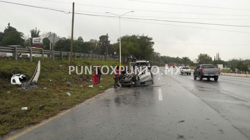 SE ESTRELLA CONTRA UN POSTE Y VUELCA