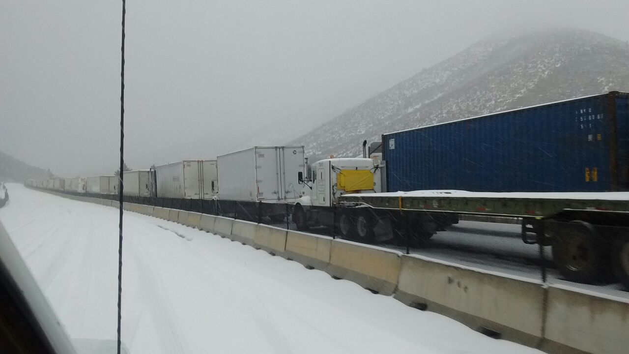 MAS DE 15MIL PERSONAS ATRAPADAS EN CARRETERA 57 POR NEVADAS.