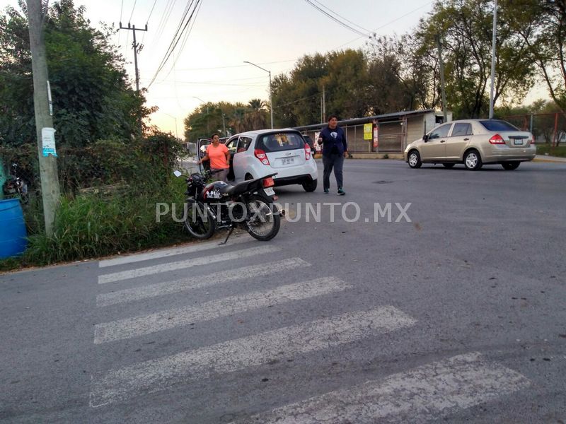 CHOQUE ENTRE VEHICULO Y MOTOCICLISTA EN AVENIDA DE MMORELOS, RESULTA HERIDO CHOFER DE MOTO.