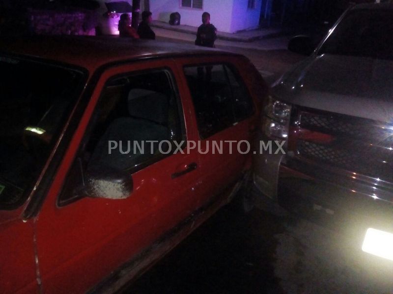 CONDUCE DE REVERSA SIN PRECAUCIÓN, CHOCA EN CALLES DE ALLENDE, REPORTAN DAÑOS.