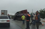 VUELCA TRAILER EN CARRETERA NACIONAL.