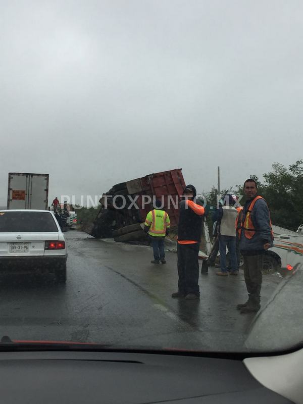 VUELCA TRAILER EN CARRETERA NACIONAL.