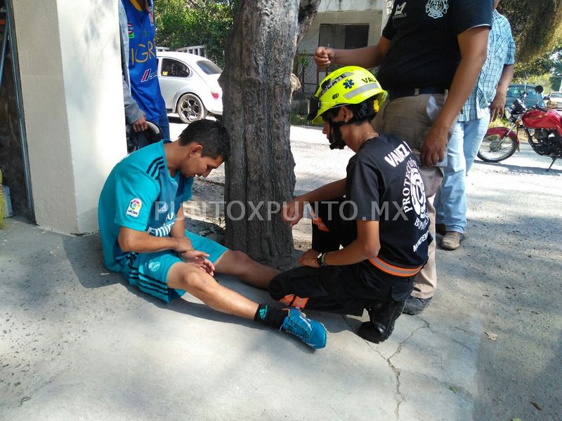 CHOQUE ENTRE MOTOCICLISTA Y TAXISTA EN CALLES DE MMORELOS.