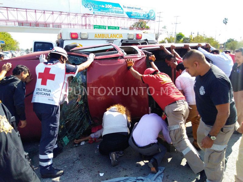 UNA PERSONA PRENSADA EN UN CHOQUE DE CRUCERO EN MMORELOS TIPO CARAMBOLA, CAMIONETA VUELCA.