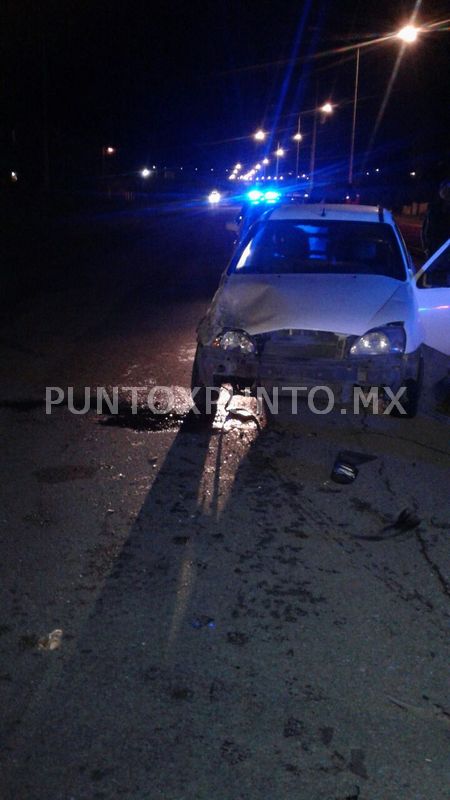 CHOFER DE AUTOBUS, CHOCA VEHICULO Y SIGE SU TRAYECTO, REPORTAN DAÑOS.