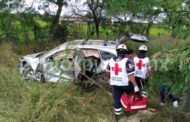 BENDITO DIOS QUE ESTAMOS VIVOS, DICE MADRE DE FAMILIA AL VOLCAR CAMIONETA EN CARRETERA NACIONAL, CUANDO PERRO SE ATRAVIESA A SU PASO.