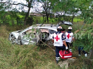 BENDITO DIOS QUE ESTAMOS VIVOS, DICE MADRE DE FAMILIA AL VOLCAR CAMIONETA EN CARRETERA NACIONAL, CUANDO PERRO SE ATRAVIESA A SU PASO.