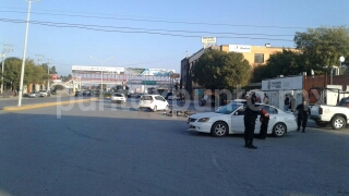 CHOQUE DE CRUCERO, PARTICIPAN TRES VEHÍCULOS, CONDUCTOR DE MOTO RESULTA HERIDO.