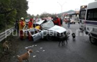 HABITANTE DE ALLENDE VUELCA SU AUTOMOVIL EN SANTIAGO, QUEDA PRENSADO, ES RESCATADO.