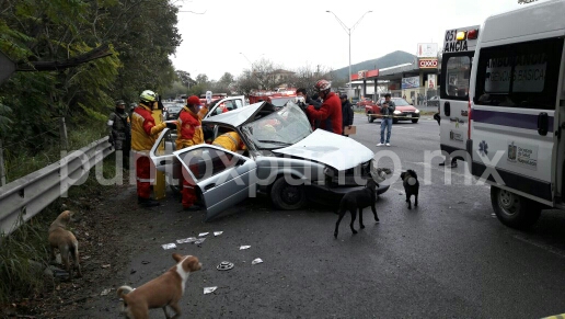 HABITANTE DE ALLENDE VUELCA SU AUTOMOVIL EN SANTIAGO, QUEDA PRENSADO, ES RESCATADO.