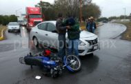 CONDUCTORA SE PASA ALTO, IMPACTA A MOTOCICLISTA, RESULTA HERIDO.