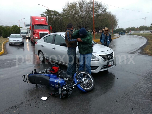 CONDUCTORA SE PASA ALTO, IMPACTA A MOTOCICLISTA, RESULTA HERIDO.