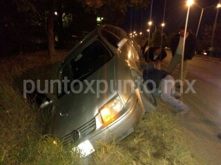 ACCIDENTE EN AVENIDA DE MMORELOS, LE FALLA ROTULA CAE EN ARROYO.