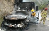 SE INCENDIA CAMIÓN AL CHOCAR CONTRA UN TRÁILER.