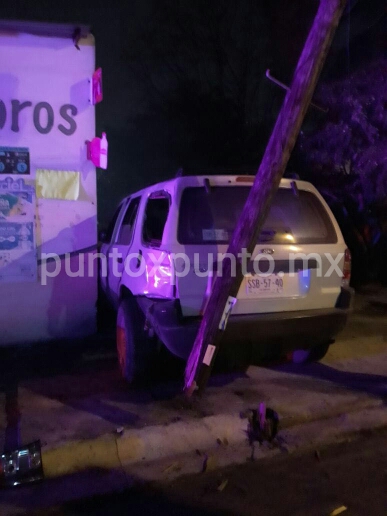 MUJER CONDUCTORA EBRIA DERRIBA POSTE Y SE METE A DOMICILIO EN MMORELOS.