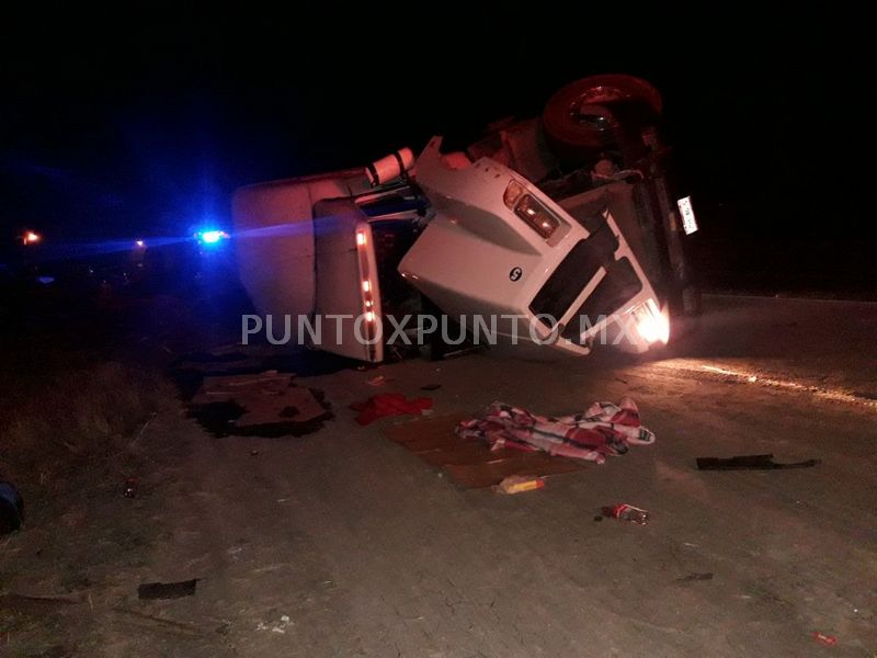 TRASLADAN HERIDO A CHOFER DE TRÁILER AL VOLCAR EN CARRETERA NACIONAL.