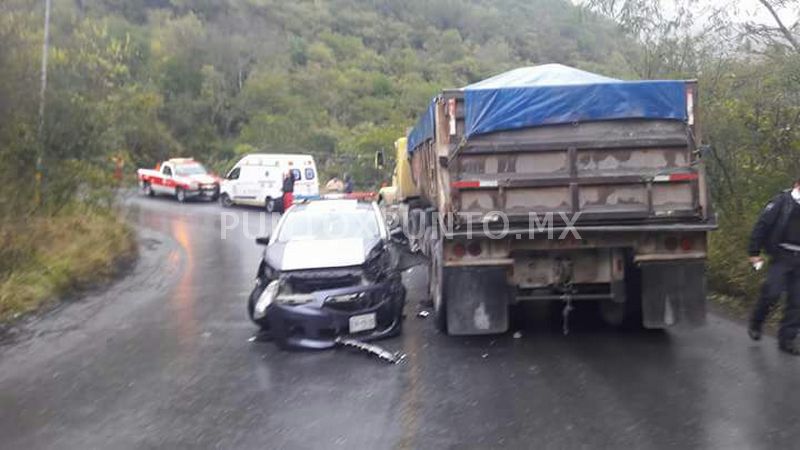 CHOCAN AGENTES DE VIALIDAD MIENTRAS ACUDÍAN A OTRO ACCIDENTE.