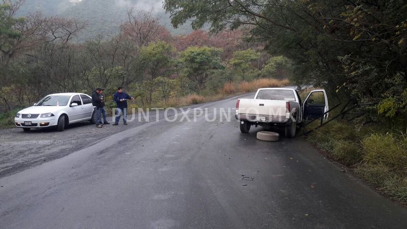 CHOQUE ENTRE DOS VEHÍCULOS, REPORTAN DAÑOS MATERIALES.