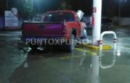 CHOCA CON BOMBA DE COMBUSTIBLE EN ESTACIÓN DE GASOLINERA, SE INCENDIA.