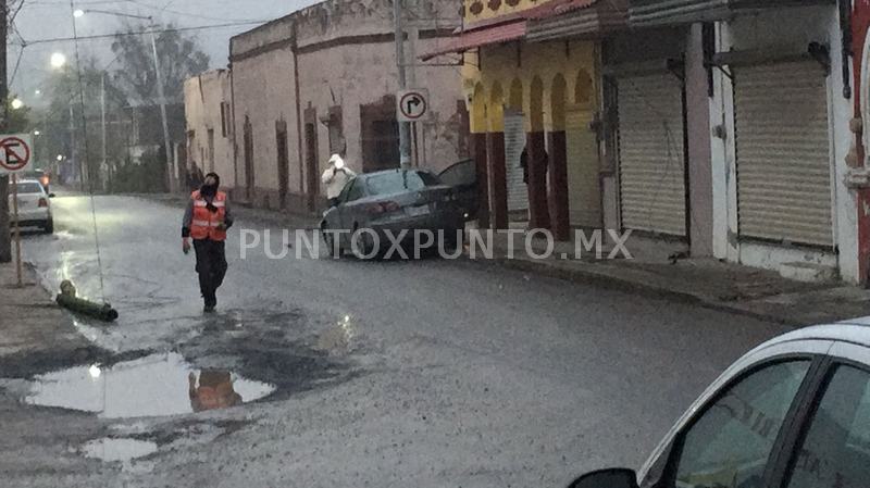 CONDUCTOR SE ESTRELLA Y TUMBA UN POSTE EN EL CENTRO DE MMORELOS