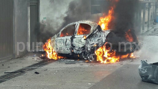 CHOQUE EN CONGREGACIÓN CALLES, VEHICULO ESTALLA.