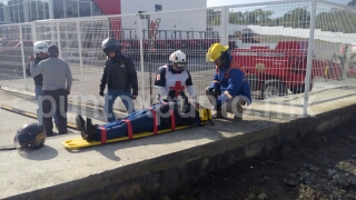 CAE DE MOTOCICLETA, CONDUCTOR RESULTA LESIONADO, ASEGURA LE CERRARON EN PASO.