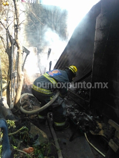 POR ARROJAR COLILLA DE CIGARRO, SE INCENDIA VIVIENDA EN ALLENDE.