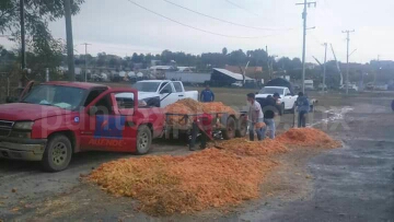 DEJAN REGADA CASCARILLA DE NARANJA EN CARRETERA LIBRAMIENTO ALLENDE CADEREYTA.