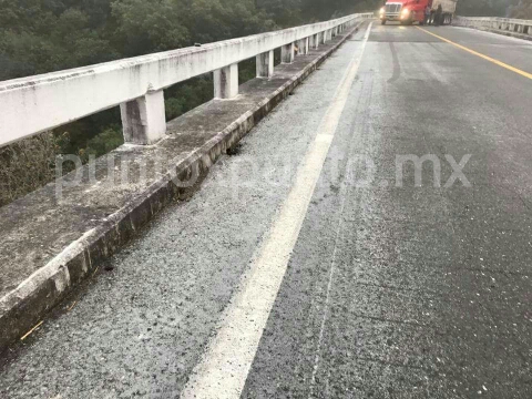 CIERRAN CARRETERA LINARES GALEANA POR PUENTES CONGELADOS.