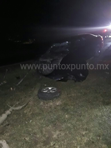 MENOR DE EDAD CHOCA EN CARRETERA NACIONAL EN ALLENDE, DESTROZA AUTO, SE DIRIGÍA A MMORELOS.