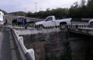 A PUNTO DE CAER A PUENTE QUEDA CONDUCTOR TRAS DERRAPAR EN CARRETERA