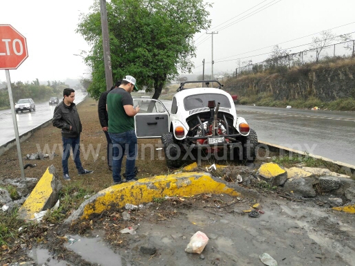 PIERDE CONTROL DEL VOLANTE, SE SUBE A CAMELLÓN EN RETORNO DE BUENA VISTA.