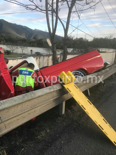 CHOCA AL SALIR DE LA PRESA EN SANTIAGO, ESCAPA Y TERMINA PROYECTADO EN POSTE DE CONCRETO