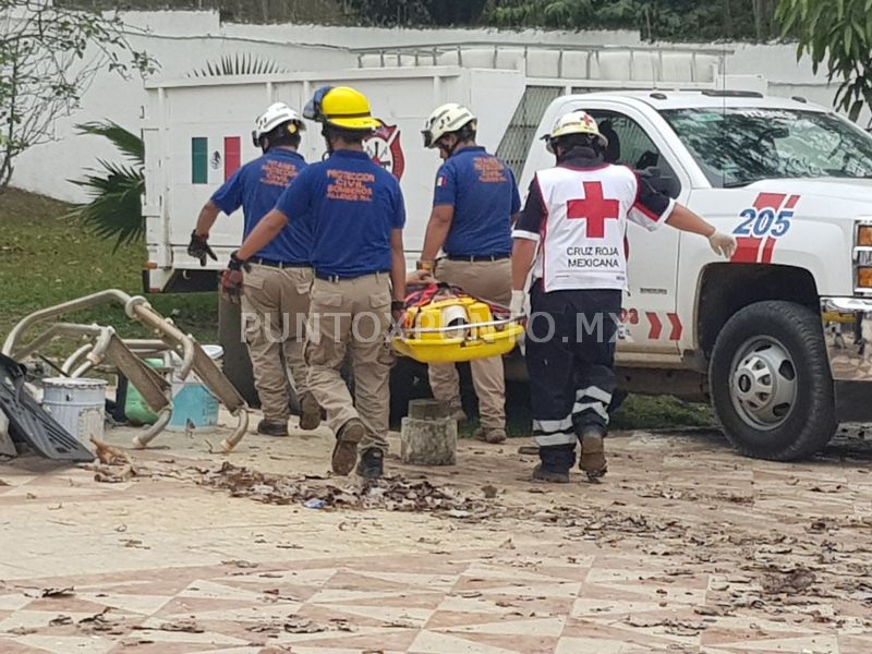 TRASLADAN A HOSPITAL DE MMORELOS A TRABAJADOR QUE SE LESIONA EN OBRA DE CONSTRUCCIÓN EN ALLENDE.