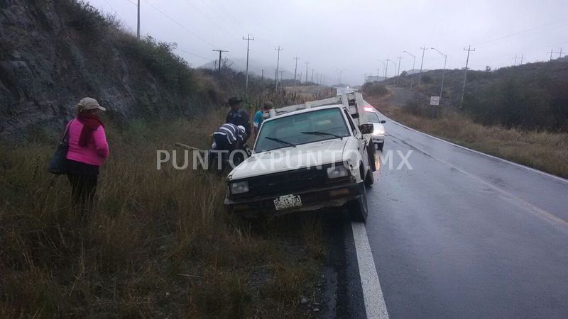 SE SAFA NEUMÁTICO CON TODO Y BARRA, SALE DE LA CARRETERA EN AVENIDA DE MONTEMORELOS.