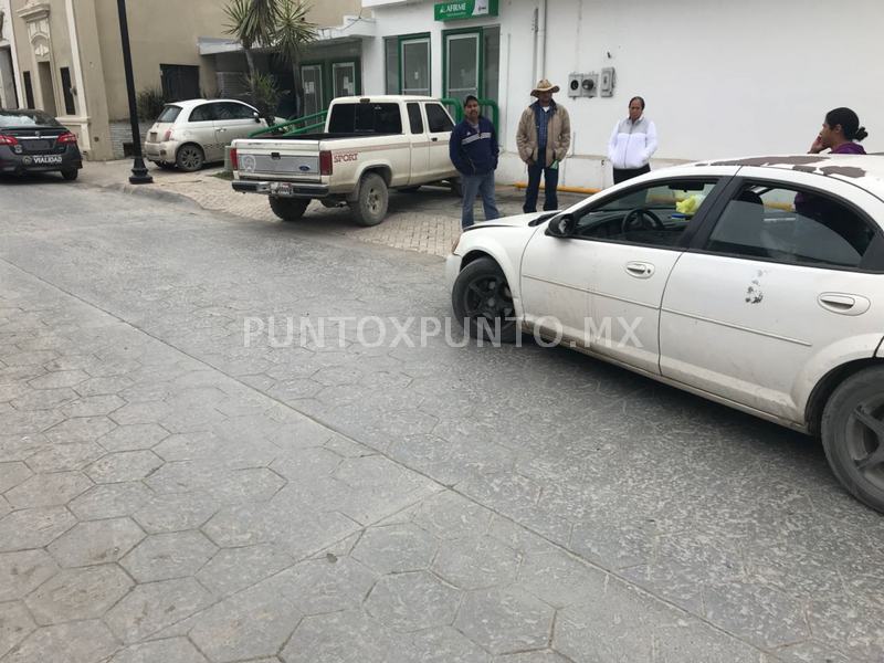 CONDUCE DE REVERSA EN CALLES DEL CENTRO SE MMORELOS, CHOCA.