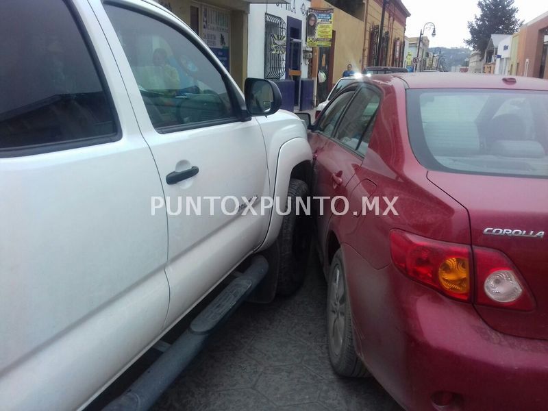 CHOQUE TIPO ESTRELLAMIENTO EN CENTRO DE MONTEMORELOS, REPORTAN DAÑOS MATERIALES.